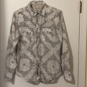 100% cotton lightweight men’s button up in paisley